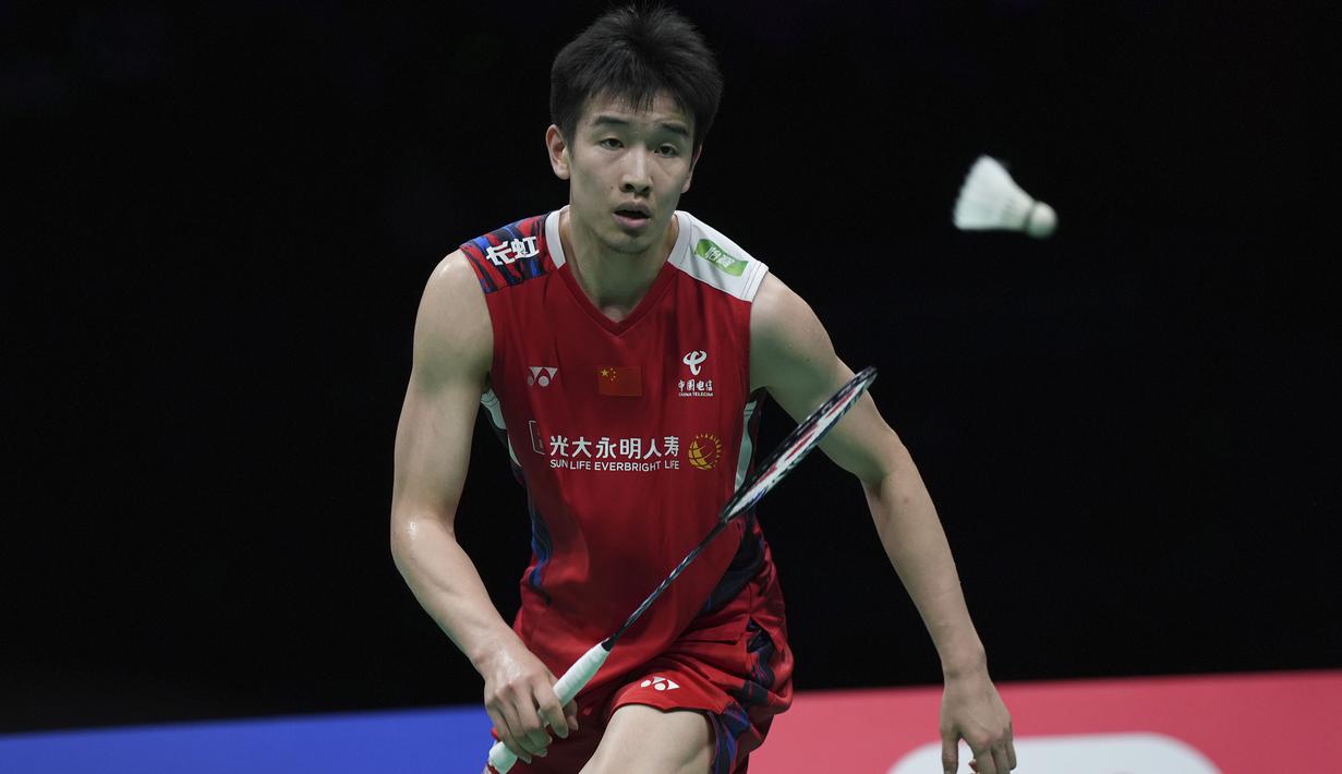 Pebulu tangkis tunggal putra China, Li Shi Feng membiarkan bola yang dilepaskan wakil Indonesia, Jonatan Christie pada laga final Badminton Asia Championship 2024, Minggu (14/4/2024) di Ningbo Olympic Sports Center Gymnasium, China. (AP Photo)