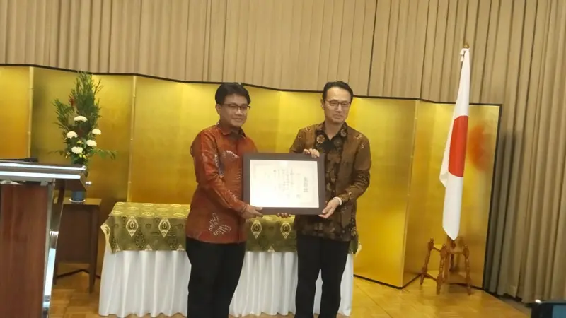 Duta Besar atau Dubes Jepang untuk Indonesia Kenji Kanasugi menyerahkan Penghargaan Menlu Jepang 2023 (Reiwa 5) kepada pendiri dan redaktur senior media berbasis sejarah Historia.id Bonnie Triyana.