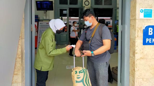 Pemeksaan penumpang yang hendak naik ke dalam kereta di Stasiun Jember (Istimewa)