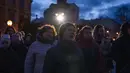 Orang-orang mendengarkan doa sebelum menyalakan lilin yang membentuk peta Ukraina, untuk mengenang nyawa yang hilang, di depan monumen Taras Shevchenko, di Lviv, Selasa malam (5/4/2022). Warga Ukraina berkumpul untuk momen menghormati nyawa yang hilang dalam perang. (AP Photo/Nariman El- Mofty)