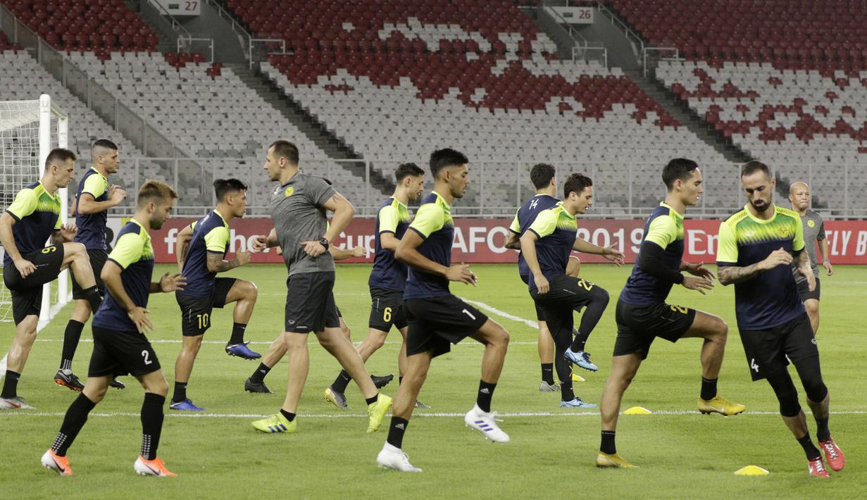 Pemain Ceres-Negros saat sesi latihan jelang laga Piala AFC di SUGBK, Jakarta, Senin (22/4). Ceres-Negros akan berhadapan dengan Persija Jakarta. (Bola.com/M Iqbal Ichsan)