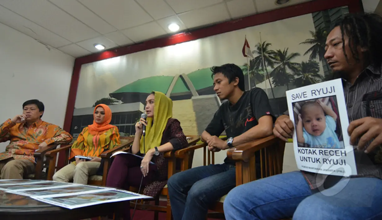 Menurut Rieke Diah Pitaloka bayi Ryuji harus mendapat pelayanan maksimal dari Rumah Sakit Cipto Mangunkusumo (RSCM) dan BPJS Kesehatan, Jakarta, Jumat (6/2/2015). (Liputan6.com/Andrian M Tunay)