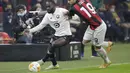 Bek AC Milan, Theo Hernandez berusaha merebut bola pemain Lille, Jonathan Ikone pada pertandingan H Liga Europa di Stadion San Siro, di Milan, Italia, Kamis (5/11/2020). Lille menang telak atas AC Milan 3-0. (AP Photo/Luca Bruno)