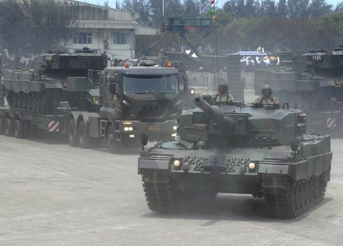 Menyaksikan ganasnya parade kendaraan tempur TNI