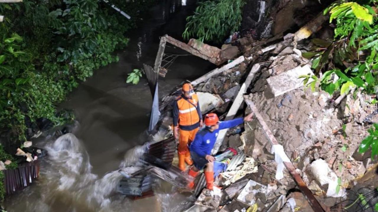 Turap Longsor Srengseng Sawah: 20 Petugas Gabungan Tangani Dampak Hujan Deras
