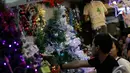 Sejumlah pengunjung memilih pohon Natal beserta hiasannya di Pasar Mangga Dua, Jakarta, Sabtu (13/12/2014). (Liputan6.com/Johan Tallo)