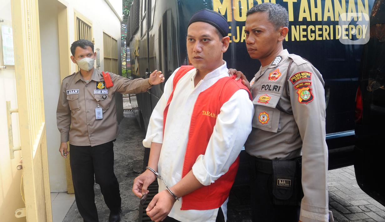 Sebelumnya, Rizky Noviyandi Achmad dituntut hukuman mati atas pembunuhan anak dan penganiayaan berat terhadap istrinya. Permintaan maaf dan pengakuan sesal Rizky tak dianggap jaksa sebagai hal meringankan. (merdeka.com/Arie Basuki)