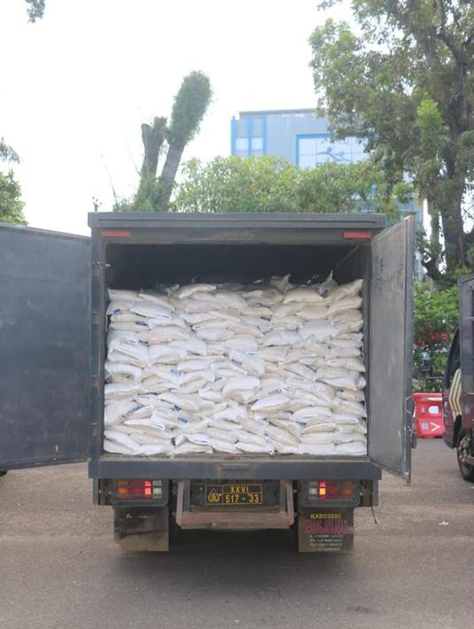 Personel Polda Jambi mulai mendistribusikan 100 ton beras bantuan dari EMTEK dan LYMAN di Mapolda Jambi, Jumat (6/8/2021). Bantuan ini didistribusikan kepada masyarakat terdampak pandemi Covid-19. (Liputan6.com/Istimewa)