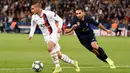 Gelandang Paris Saint-Germain (PSG), Marco Verratti (berebut bola dengan pemain belakang Real Madrid, Dani Carvajal dalam laga Grup A Liga Champions di Parc des Princes, Rabu (18/9/2019). PSG berhasil menaklukkan tamunya Real Madrid 3-0. (Lucas BARIOULET / AFP)