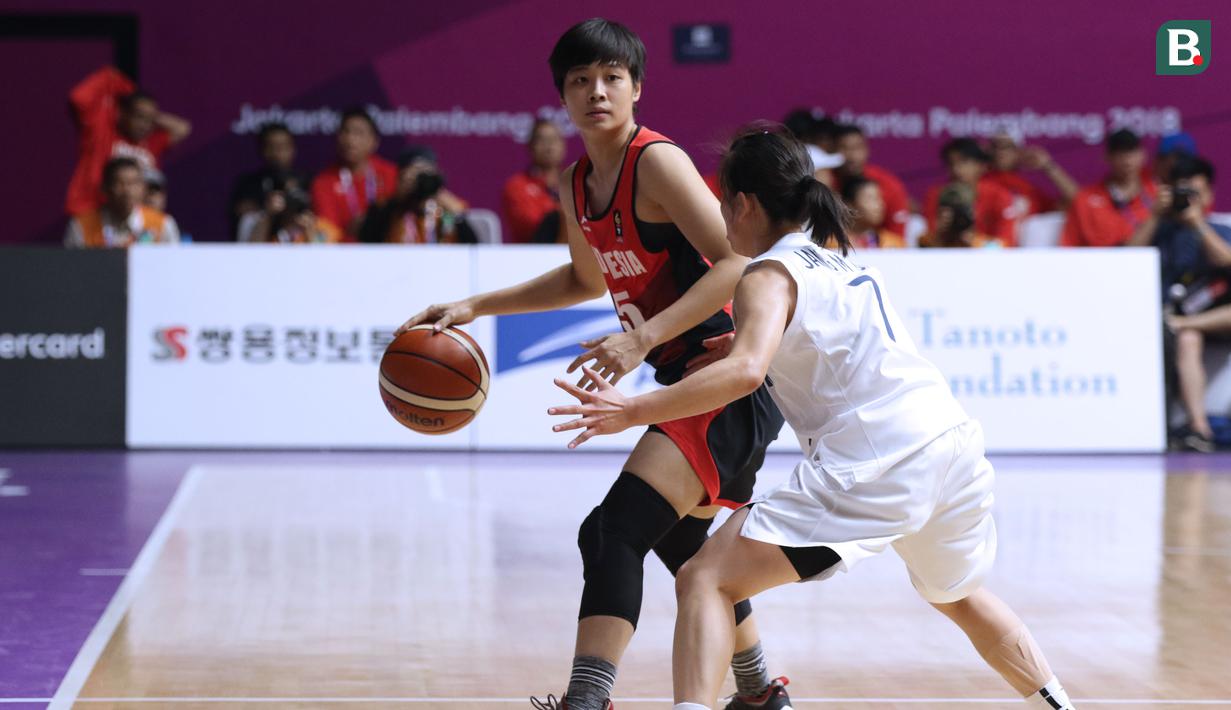 Pebasket putri Indonesia, Vonny Hartono (kiri) mencoba mengecoh pemain Korea, Jang Mi Gyong pada babak penyisihan Grup X Basket Putri Asian Games 2018 di Jakarta, Rabu (15/8). Indonesia kalah 40-108. (Liputan6.com/Helmi Fithriansyah)