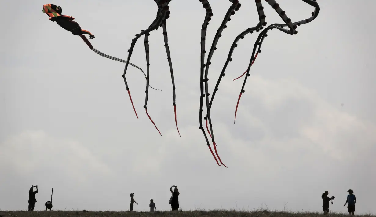 Bagian dari Layang-layang raksasa terlihat saat orang-orang mengambil bagian dalam Varvara Kite Fest di Desa Varvara, pesisir Laut Hitam, Bulgaria, Jumat (27/8/2021). Penyelenggara mengatakan menerbangkan layang-layang seperti melepaskan semua masalah Anda di langit. (AP Photo/Valentina Petrova)