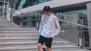 <p>Rizwan Fadilah Adriansyah yang juga akrab disapa Njan putra ketiga komedian Sule kerap mengunggah penampilannya di Instagram dengan beragam gaya fashion style-nya. (Instagram/rizwanfadilah.a.s)</p>