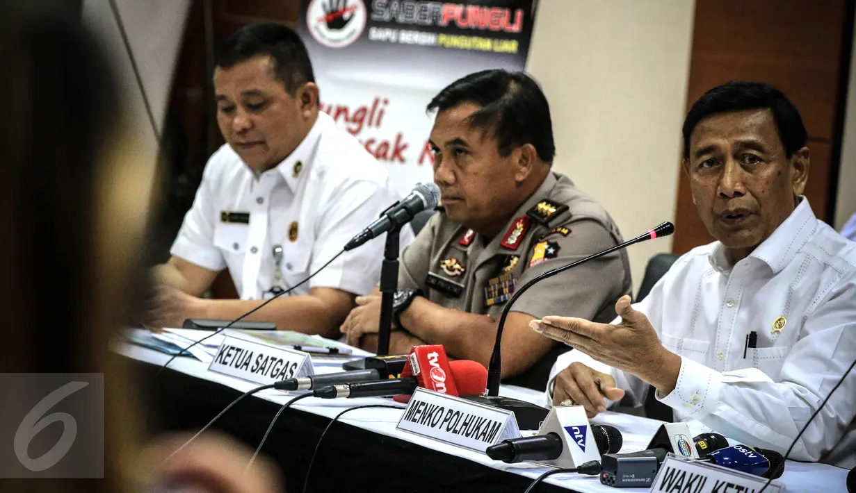 Menkopolhukam Wiranto memberikan penjelasan dalam Konferensi pers Saber Pungli di Media Center Kemenkopolhukam, Jakarta, Kamis (24/11). Wiranto menegaskan, pemerintah sangat serius menangani pemberantasan pungli. (Liputan6.com/Faizal Fanani)