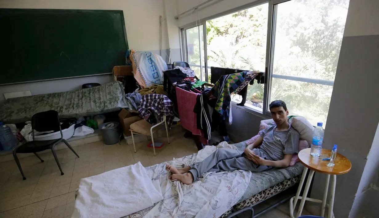 Sejumlah ruang kelas gedung-gedung sekolah telah berubah menjadi tempat penampungan bagi warga Lebanon yang mengungsi akibat serangan Israel. (Ibrahim Chalhoub/AFP)