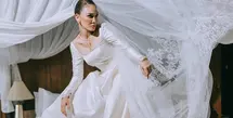 Berpose bagai cover majalah, pesona tampilan Luna Maya begitu memikat dalam balutan gaun pernikahan. [Foto: @bramsky.bramsky]