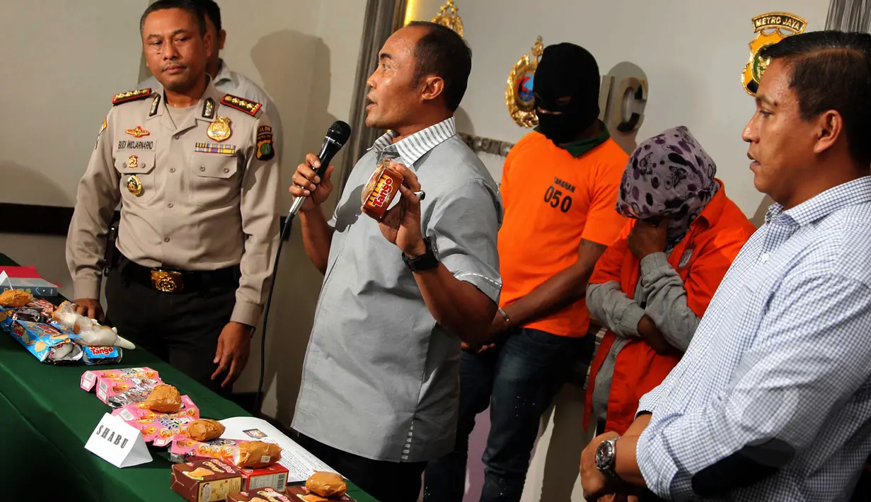 Petugas memperlihatkan barang bukti 200 gram sabu yang berada dalam kemasan makanan ringan, Polda Metro Jaya, Jakarta, Rabu (22/4/2015).   Diperkirakan hasil sabu yang berhasil diamankan senilai Rp 3.300.000.000 (Liputan6.com/Helmi Afandi)