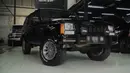 Jeep Cherokee berpenampilan serba hitam menjadi koleksi mobil berdimensi besar diantara mobil-mobilnya yang cenderung kompak. (Source: YouTube/galerixj_inc)