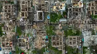 Kondisi rumah-rumah yang hancur di Irpin, pinggiran Kiev, Ukraina, 30 April 2022. Beberapa hari lagi, invasi Rusia ke Ukraina tepat berusia satu tahun pada 24 Februari tahun ini. (AP Photo/Emilio Morenatti, File)