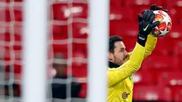 Kiper Borussia Dortmund, Roman Buerki menangkap bola saat mengikuti sesi latihan tim di Stadion Wembley di London, Inggris (12/2). Dortmund akan bertanding melawan Tottenham Hotspur pada babak 16 besar Liga Champions. (AP Photo/Frank Augstein)