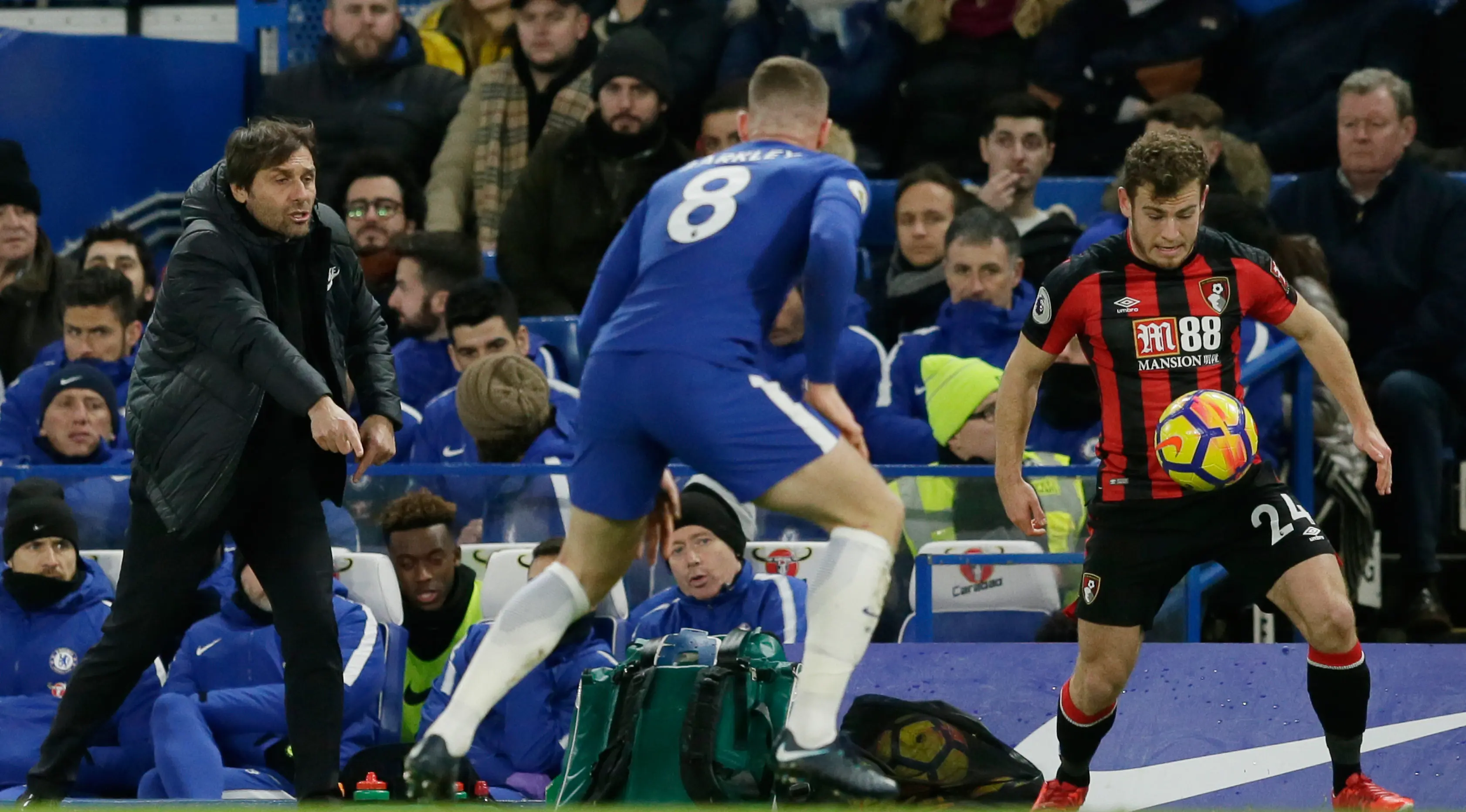 Manajer Chelsea Antonio Conte memberi instruksi saat pemain Chelsea Ross Barkley dan pemain Bournemouth, Ryan Fraser berebut bola pada laga pekan ke-25 Premier League 2017-2018 di Stamford Bridge, Rabu (31/1).  Chelsea kalah telak 0-3. (AP /Tim Ireland)