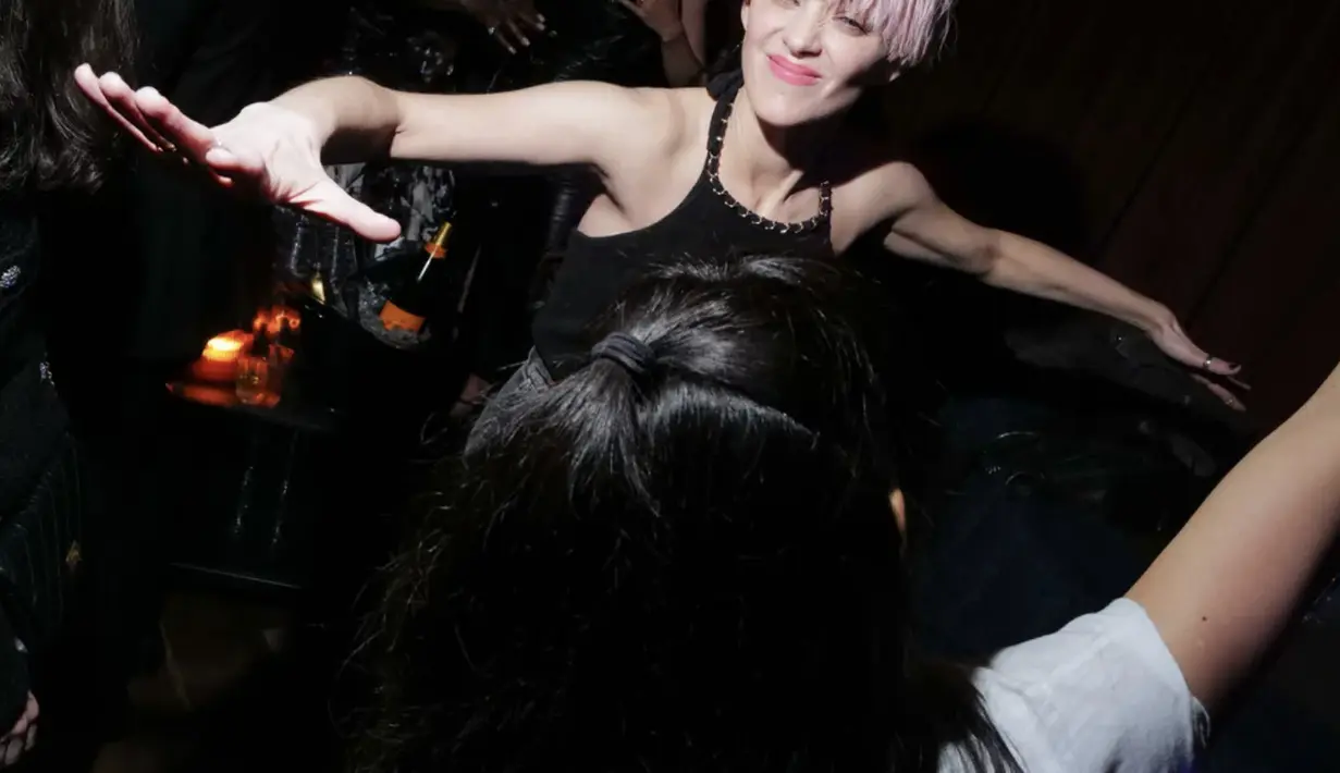 Tampil nyentrik dengan gaya rambut pixie bowl cut, Marion Cottilard tampil enerjik dengan gaya rambutnya ini. Tentu bergaya boyish bisa jadi pilihan menjanjikan untuk gaya sempurna yang tak biasa untuk tampil di acara formal. [foto: Instagram/ Whowhatwear]