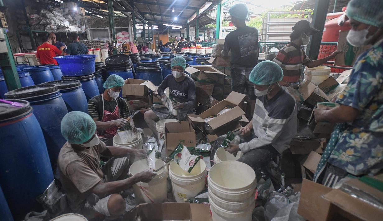 Sekitar 70-an warga direkrut untuk memenuhi peningkatan permintaan kue keranjang jelang perayaan Imlek. (merdeka.com/Arie Basuki)