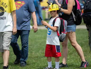 Seorang anak laki-laki mengenakan topi Pikachu dalam Festival Pokemon Go, di Giant Park, Chicago, Sabtu (22/7). Festival ini diadakan dalam rangka perluncuran produk baru Pokemon Go oleh sebuah pengembang game mobile Niantic. (AP/Erin Hooley)