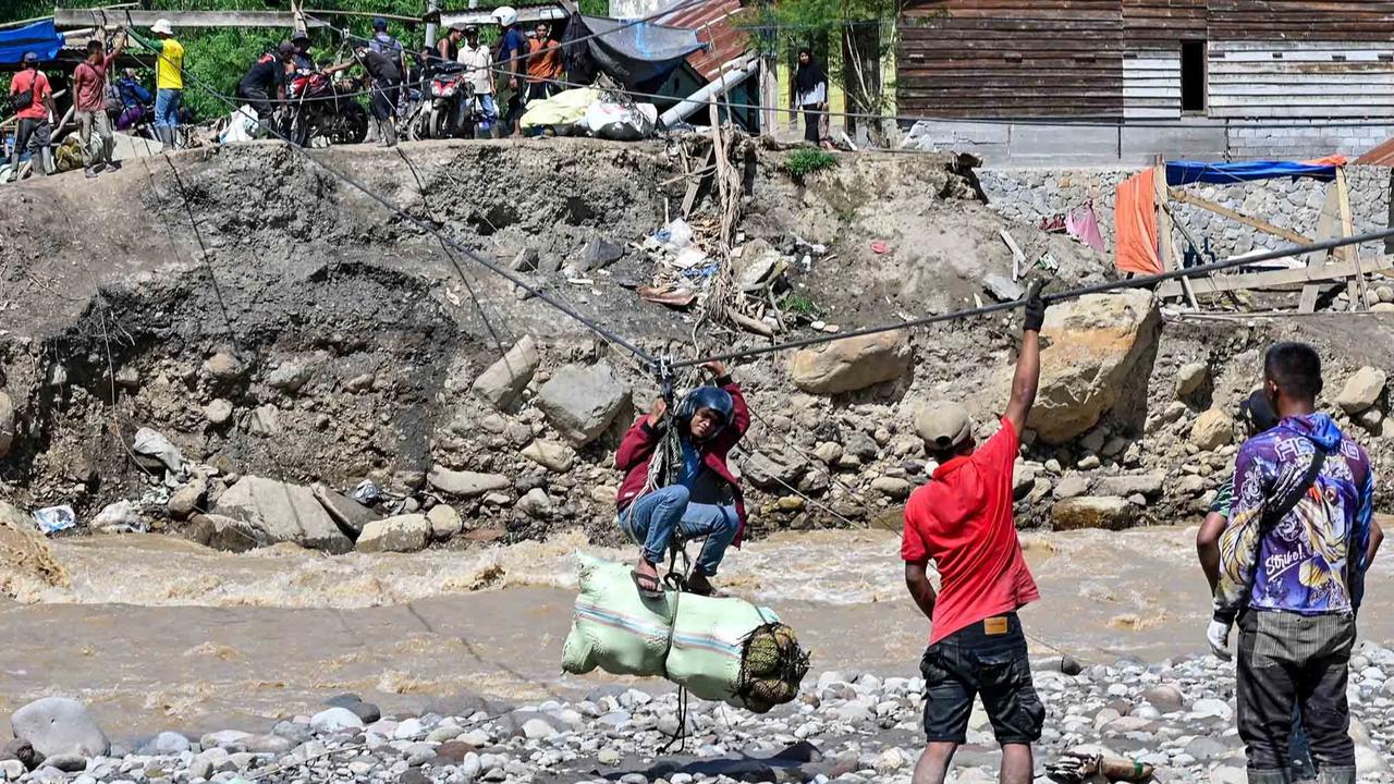 FOTO: Perjuangan Warga Ketol Menyeberangi Sungai  Berarus Deras dengan Tali