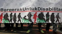 Sebuah spanduk dibentangkan saat aksi damai "Bergerak Untuk Disabilitas", Jakarta, Kamis (7/5/2015).  Kegiatan ini dilakukan untuk menyuarakan pemenuhan hak fasilitas umum yang mudah diakses oleh penyandang disabilitas (Liputan6.com/Johan Tallo)