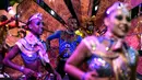 Penari salsa Kolombia selama tampil dalam pembukaan parade "Salsodromo" Cali Fair ke-61 di Cali, Kolombia (25/12). (AFP Photo/Christian Escobarmora)