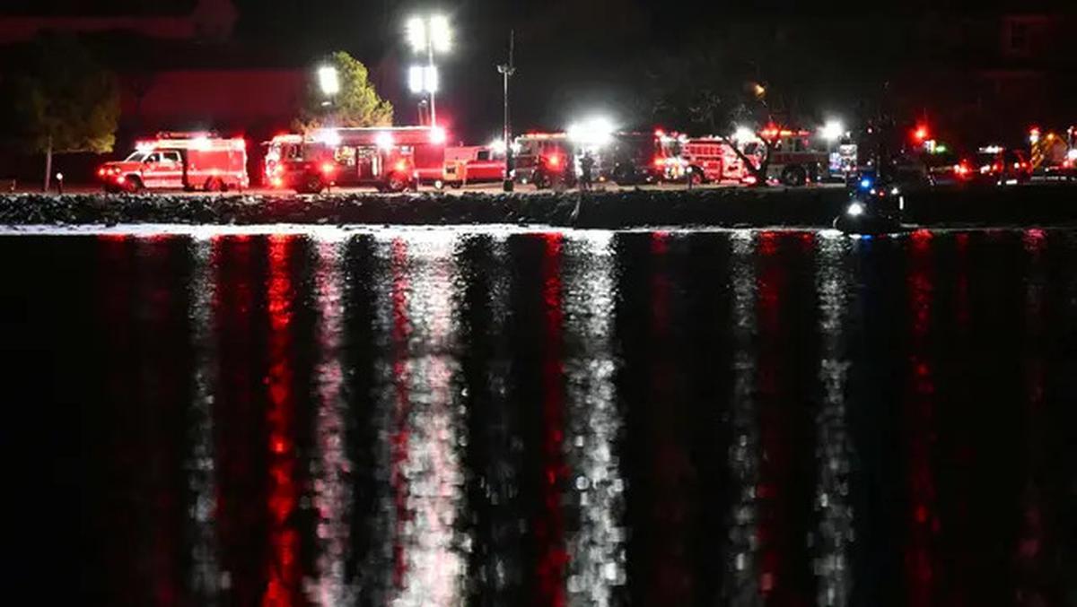 Meski Gelap dan Dingin, Tim Penyelamat Terus Cari Korban Tabrakan American Airlines dan Black Hawk