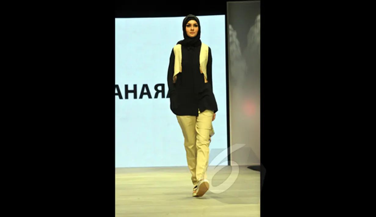 Seorang model berjalan di atas catwalk saat memperagakan koleksi rancangan Jenahara bertema "Nostalgic Journey" pada ajang Indonesia Fashion Week 2015 di JCC Senayan, Jakarta, Kamis (28/2/2015). (Liputan6.com/Panji Diksana)