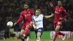 Tuan rumah Preston North End mendapat peluang pertama di menit ke-24. Tembakan Brad Potts dari jarak dekat usai melewati Joe Gomez masih dapat dimentahkan kiper Liverpool, Adrian. (AP/Jon Super)