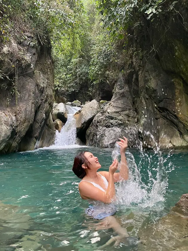 6 Momen Ayu Ting Ting Liburan di Alam, Seru Berendam di Air