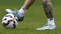 Tato di kaki Lionel Messi saat Argentina menggelar latihan jelang perempatfinal Copa America 2015. Selasa (24/6). (REUTERS/Marcos Brindicci)