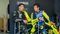 Valentino Rossi (kanan) bersama pembalap VR46, Fabio Di Giannantonio di Sirkuit Mandalika, Lombok hari Jumat (29/01/2026). (MGPA)
