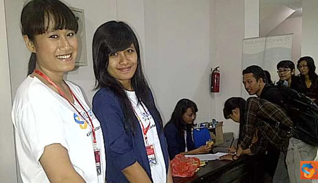 Citizen6, Denpasar: Suasana pendaftaran peserta SGTC di Kampus Udayana, Denpasar. Meski roadshow SGTC digelar pada hari Minggu (10/4),namun antusias mahasiswa dan pelajar sangat tinggi untuk mengikuti pelatihan jurnalistik.(Pengirim: Edowardo)