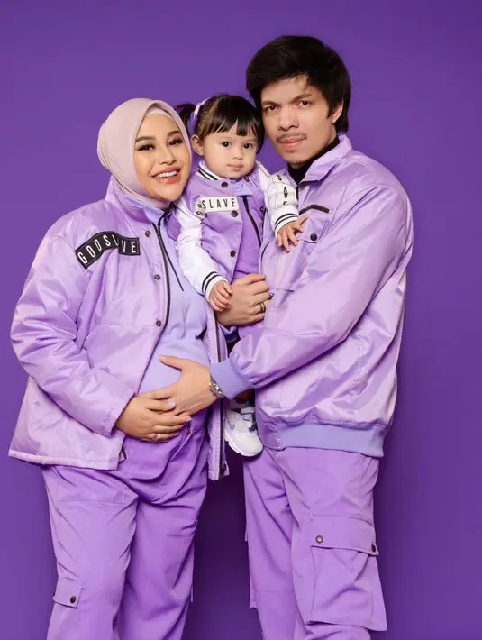 Sebelum kehadiran anak kedua, Aurel Hermansyah dan Atta Halilintar buat foto keluarga bergaya sporty [@riomotret]