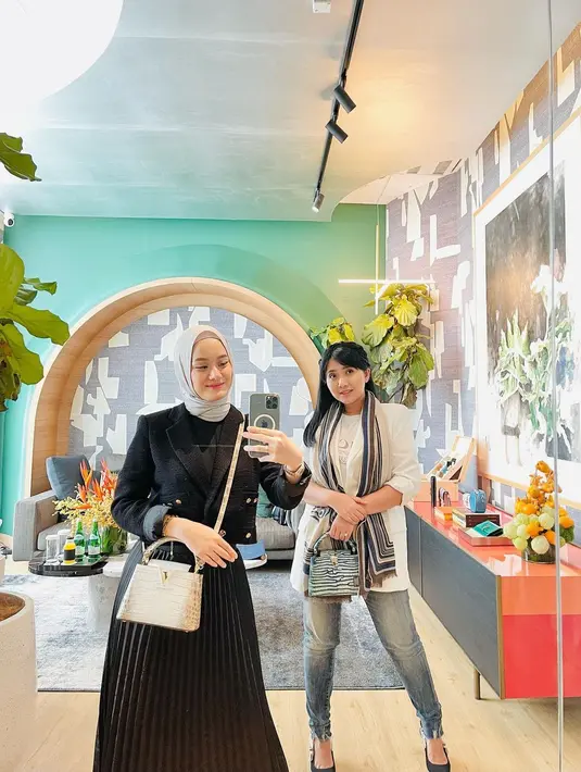 Tampil elegan, padukan tweed cropped blazer dengan rok plisket seperti tampilan Dinda Hauw satu ini. [Foto: IG/dindahw].