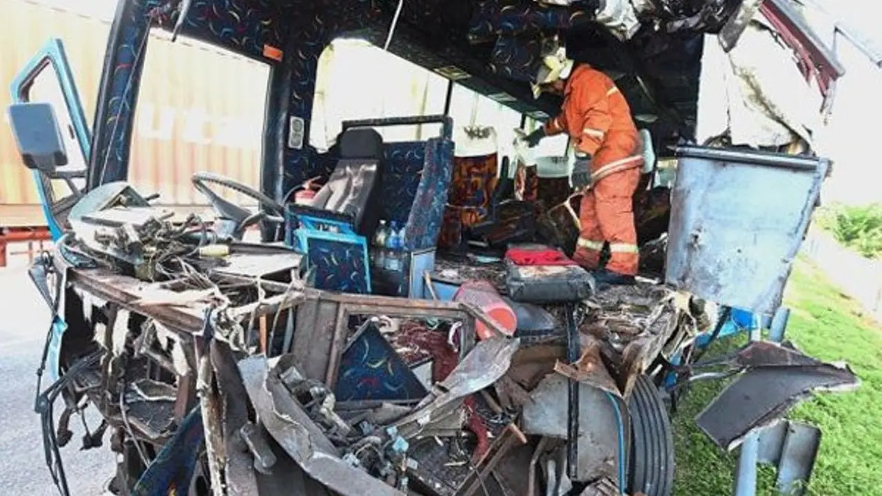 Kecelakaan bus di Penang, Malaysia yang menewaskan sejumlah WNI. (Asia News Network)