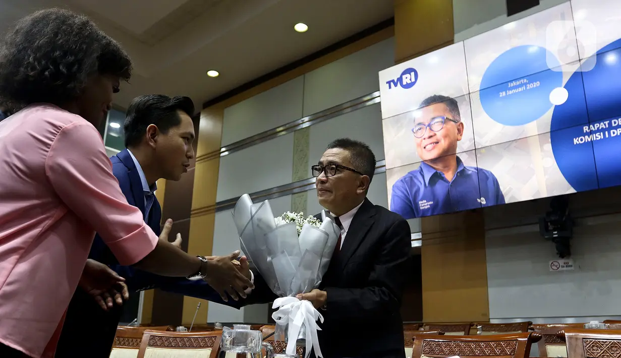 Mantan Dirut TVRI Helmy Yahya (kanan) menerima bunga saat Rapat Dengar Pendapat Umum dengan Komisi I DPR di Kompleks Parlemen, Jakarta, Selasa (28/1/2020). Setelah memanggil Dewan Pengawas dan Direksi TVRI, DPR mendengarkan penjelasan Helmi Yahya terkait pemecatan dirinya. (Liputan6.com/Johan Tallo)