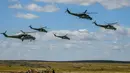 Helikopter militer Rusia ikut dalam latihan militer Vostok-2018 di Tsugol, Siberia timur, Kamis (13/9). Dalam latihan ini, angkatan bersenjata Rusia mengerahkan 1.000 pesawat, 36.000 tank dan kendaraan lapis baja, dan hingga 80 kapal. (AFP/Mladen Antonov)