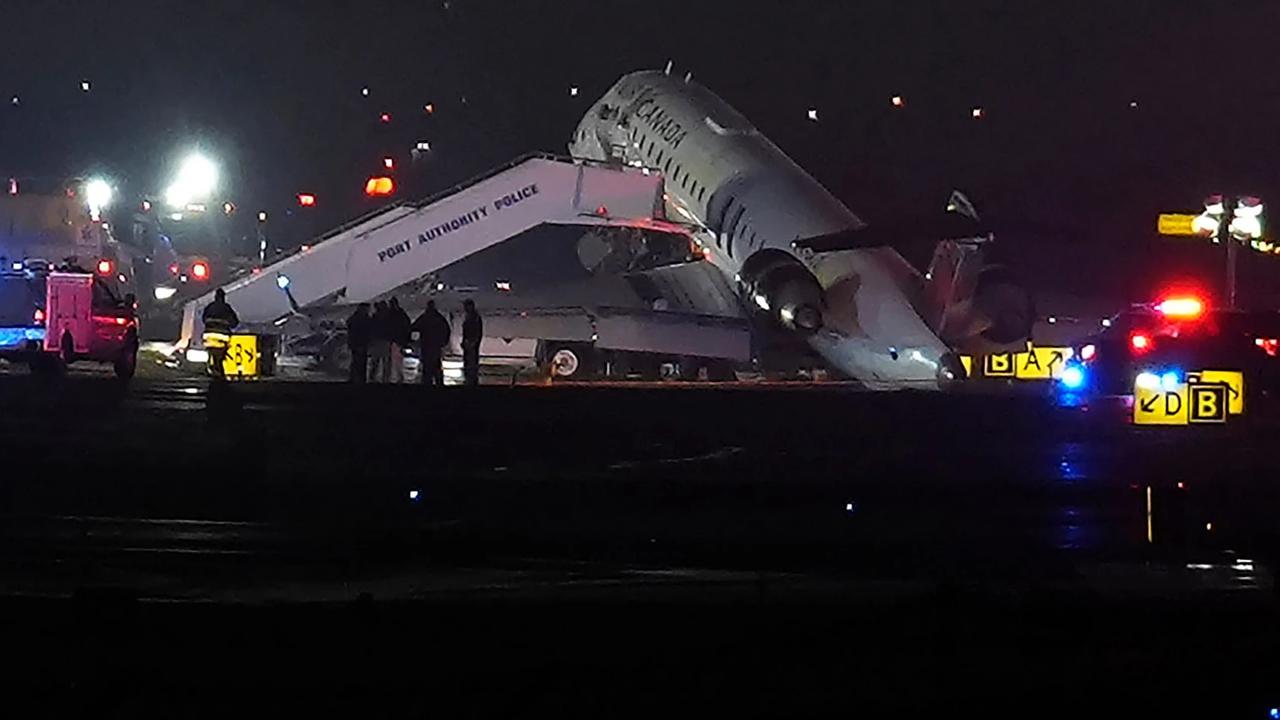 FOTO: Kerusakan Parah Pesawat Air Canada Uasai Tabrak Truk Pemadam Kebakaran