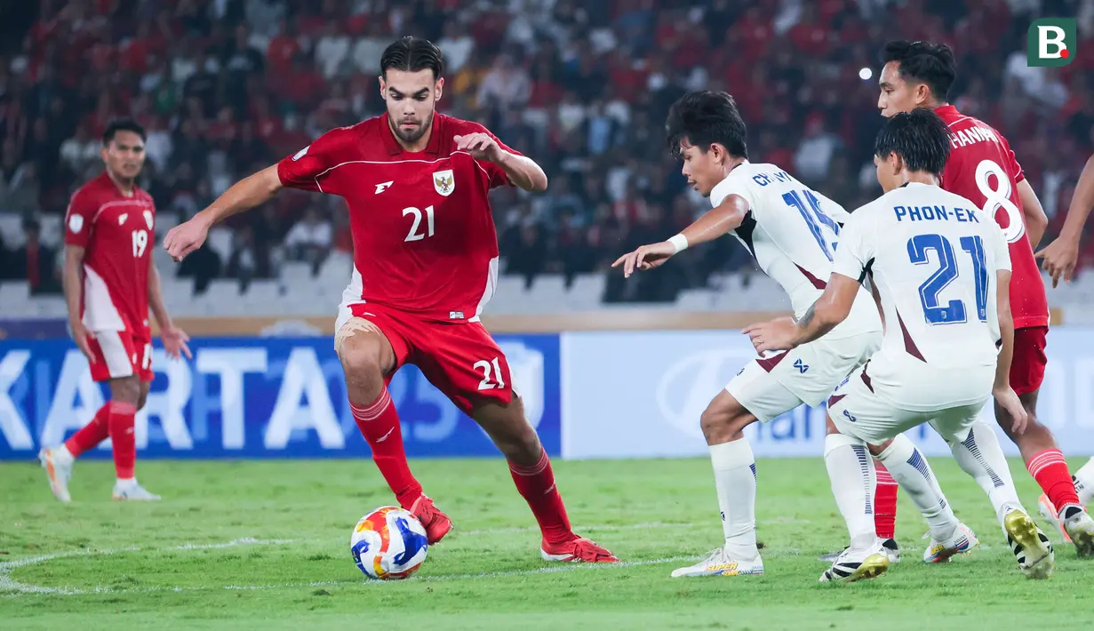 <p>Pemain Timnas Indonesia U-23,&nbsp;Jens Raven, berusaha melewati pemain Timnas Thailand U-23 pada laga semifinal Piala AFF U-23 2025 di Stadion Utama Gelora Bung Karno, Jakarta, Jumat (25/7/2025). (Bola.com/Abdul Aziz)</p>