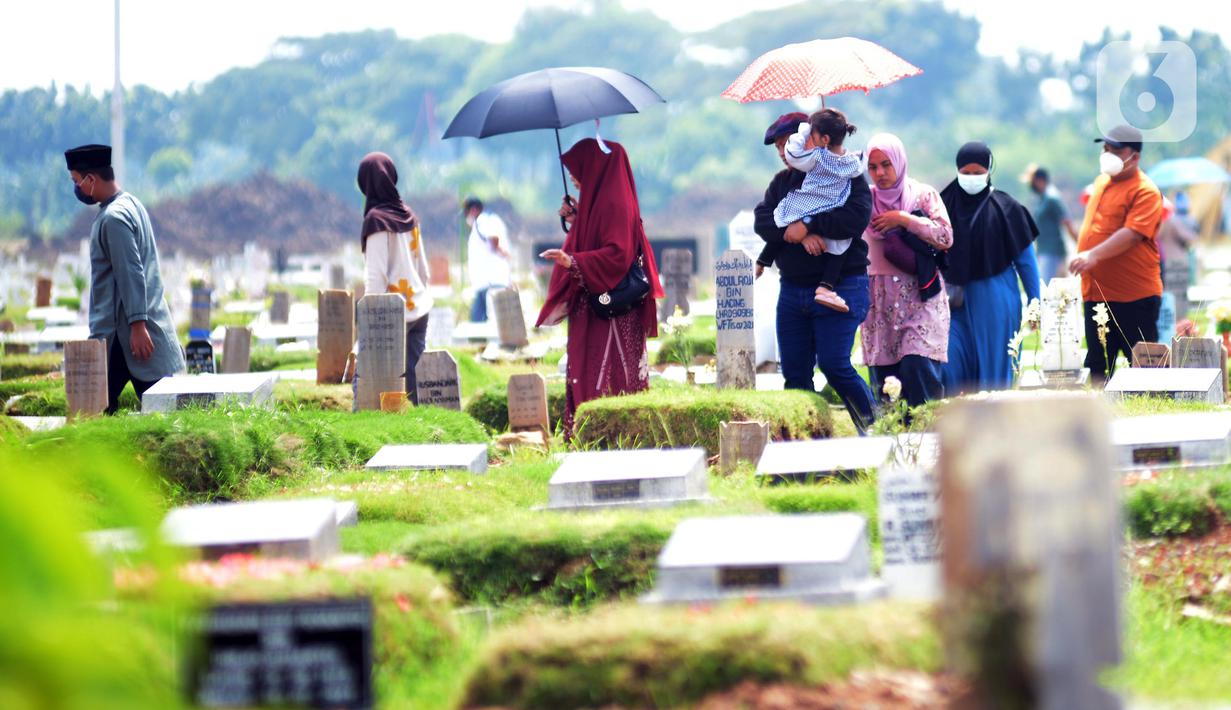 <p>Warga berjalan di area pemakaman khusus COVID-19 di TPU Rorotan, Cilincing, Jakarta Utara, Rabu (4/5/2022). Sejumlah tempat pemakaman umum masih dipadati oleh keluarga yang melakukan ziarah di H+3 Lebaran. (merdeka.com/Imam Buhori)</p>