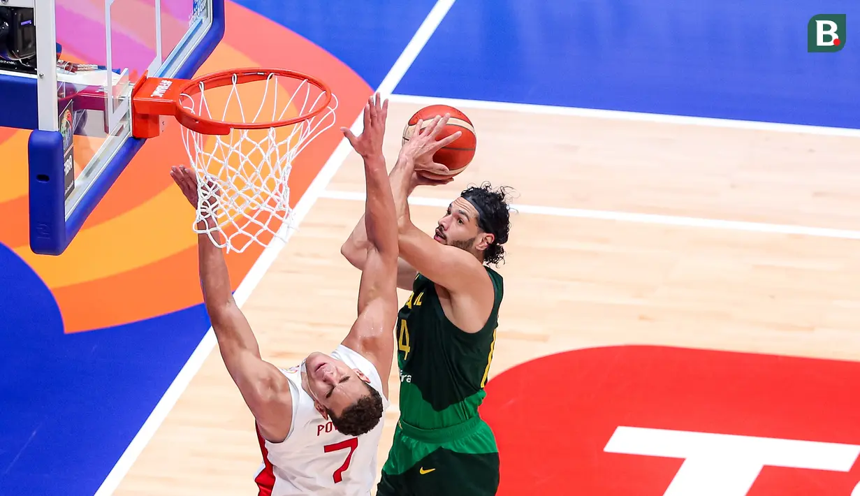Pebasket Brasil, Gui Santos (kanan) berusaha mencetak poin dibayangi pebasket Kanada, Dwight Powell pada laga Grup L Piala Dunia FIBA 2023 di Indonesia Arena, Senayan, Jakarta, Jumat (01/09/2023). Brasil menang dengan skor 69-65. (Bola.com/Bagaskara Lazuardi)