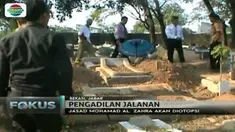 Makam Zoya, pria yang dibakar hidup-hidup dengan tuduhan pencurian di Bekasi, dibongkar untuk keperluan otopsi jenazah.