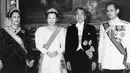 Kaisar Jepang Akihito bersama Permaisuri Michiko saat berkunjung ke Thailand bertemu dengan Raja Thailand Bhumibol Adulyadej dan Ratu Sirikit Kitiyakara di Grand Palace di Bangkok pada 25 September 1991. (AFP PHOTO)