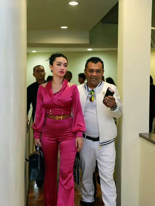 Saat ditemui Bintang.com di Gedung DPR/MPR, Senayan, Jakarta Pusat, Kamis (7/4/2016) Zaskia Gotik mengaku terbebani dengan predikat itu. (Adrian Putra/Bintang.com)