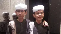 Muhammad Rifqi Fanura dan Muhammad Rizqi Fanura (14) penyandang tunanetra kembar yang ikuti lomba Dai. Foto: Dokumen pribadi Kembar.